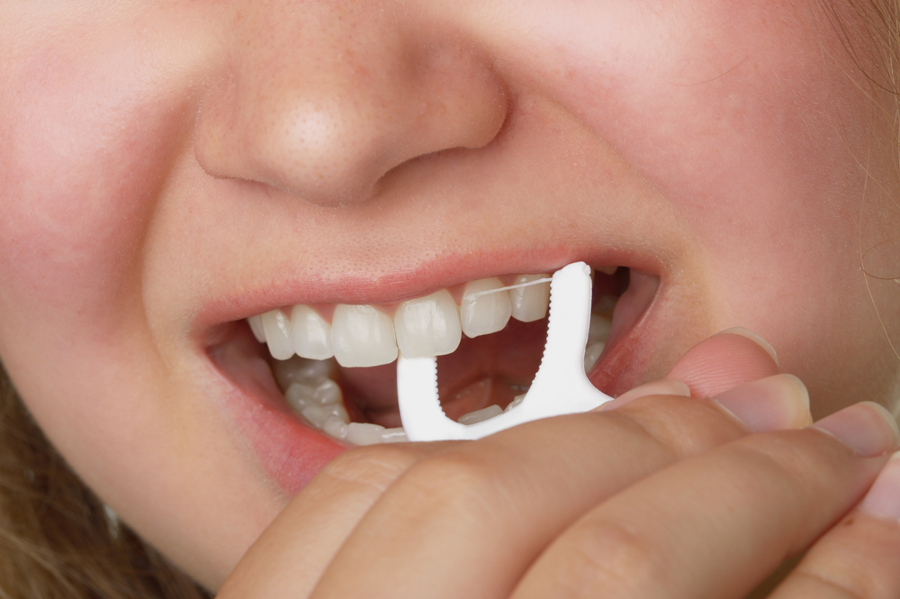Afdeling Skøn tabe Northside Dental Clinic How to Use Dental Floss Picks Properly